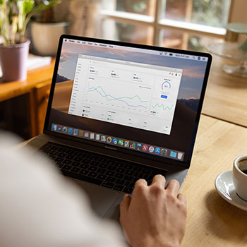 关键之战：一人帽子戏法点燃赛场